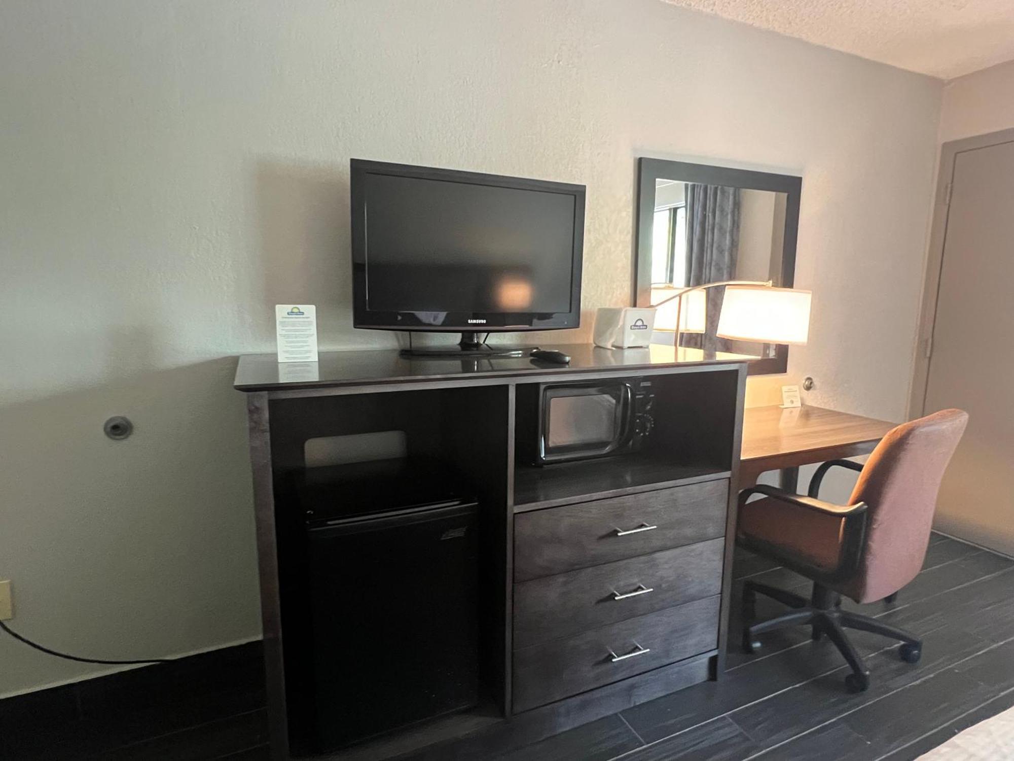 Days Inn & Suites By Wyndham Monroe Exteriér fotografie
