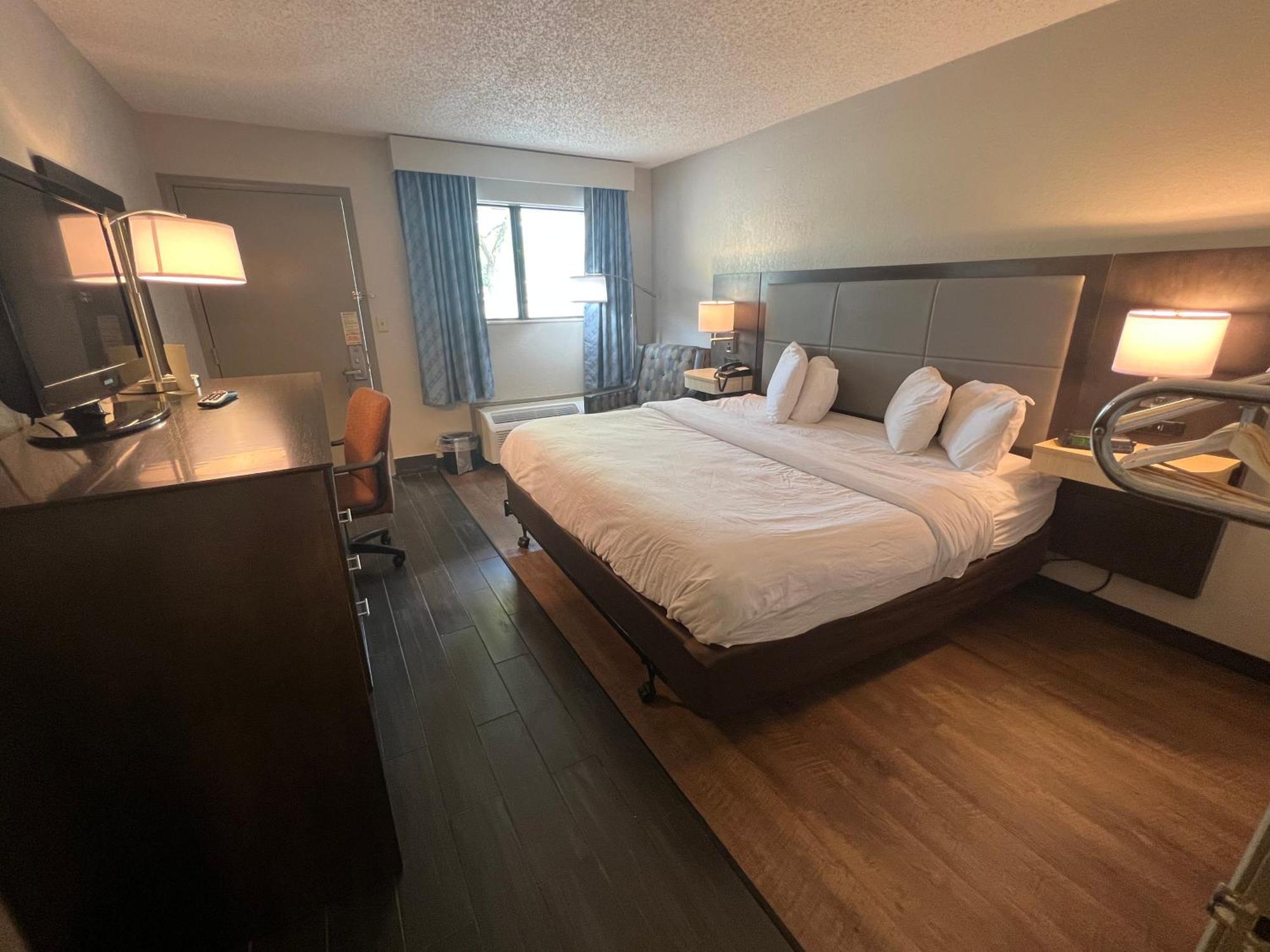 Days Inn & Suites By Wyndham Monroe Exteriér fotografie